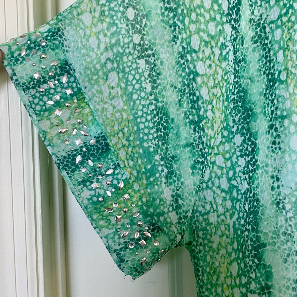 Hearts of Palm - Green Multicolor Top with Rhinestone Detail Sleeves! 💚🤍 - Picture 4 of 7